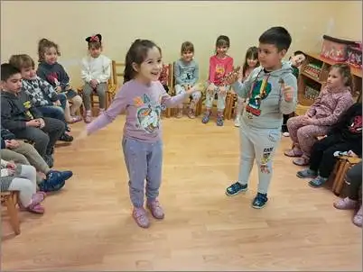 Lugjeto niz svetot sakaat mir 1