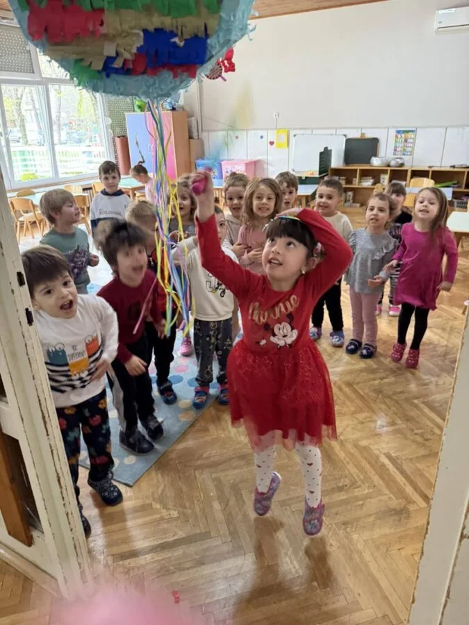 Шарената пињата